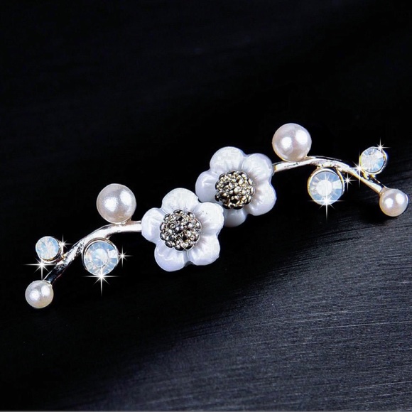 3/$30 - Silver Pearl/Opal Flower Ear Crawler Studs - Picture 3 of 8